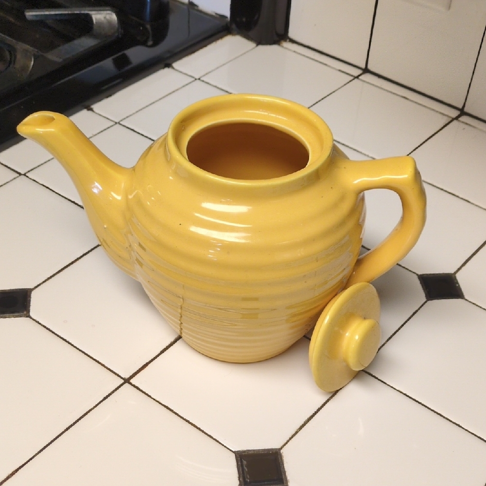 Yellow Ceramic Teapot - Classic Kitchen Serveware